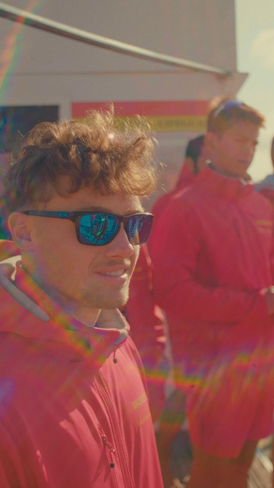 Raphaël en tenue de nageur sauveteur sur la plage