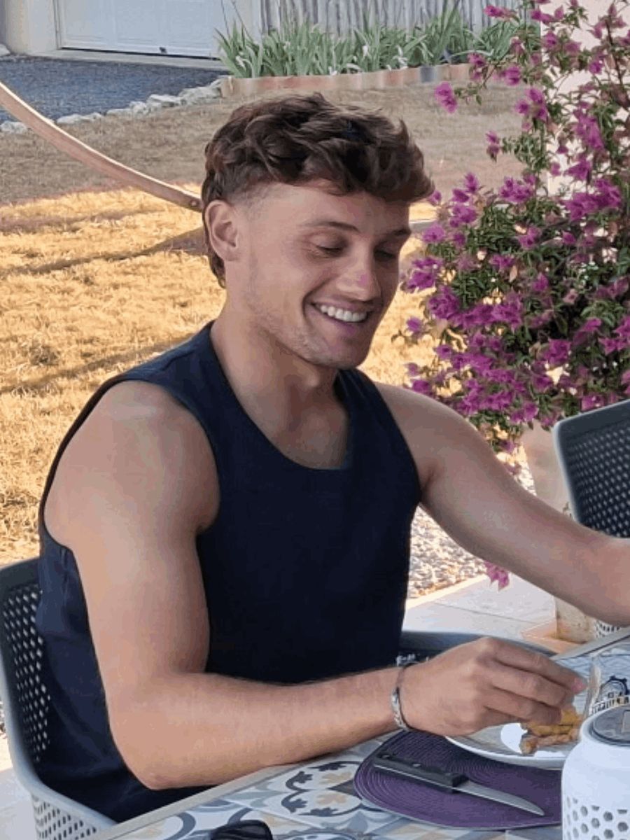 Portrait de Raphaël Lebon, souriant, en terrasse